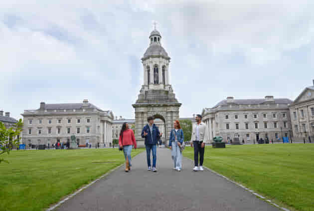 A tour guide takes a group for a walk on Trinity campus